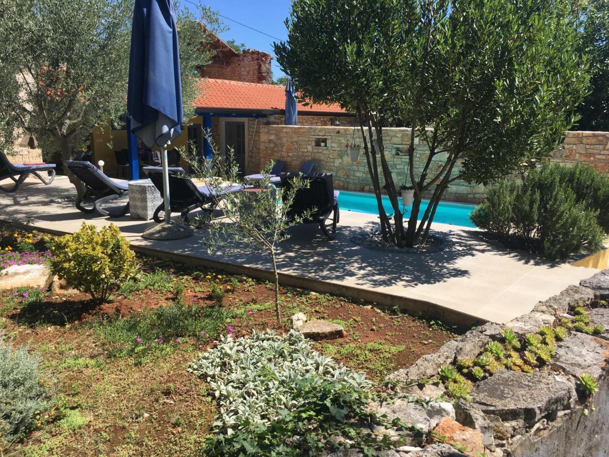 Holiday Home Ava1 With Pool & Holiday Home Ava2 With Whirlpool Baderna Esterno foto