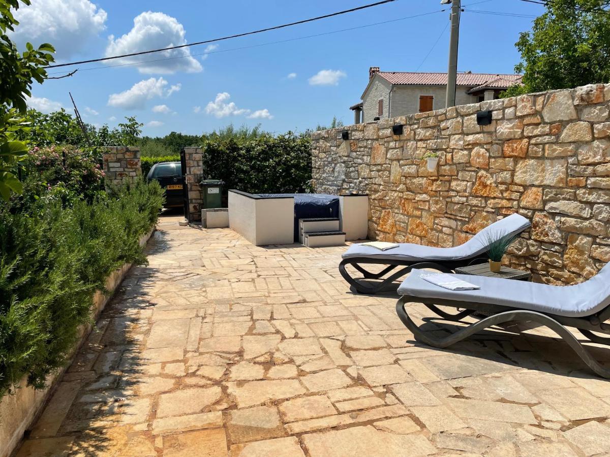 Holiday Home Ava1 With Pool & Holiday Home Ava2 With Whirlpool Baderna Esterno foto